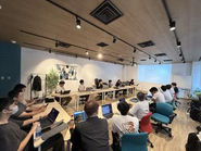 定期的な全体会で、拠点を越えたコミュニケーションを大切にしています