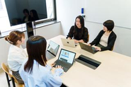 様々な業界からきた人が集まっている為、ある意味IT企業っぽくない、個性豊かなメンバーが集まっています！