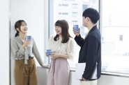 リフレッシュスペースでは、設置されたお菓子やドリンクを口にしながら、他部署のスタッフともコミュニケーションが取れます。