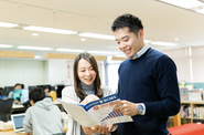 定期的に1on1を実施。業務の振り返りだけでなく、キャリアの方向性や成長の悩みまで気軽に話せる場です。肩書きや年齢関係なく、フラットに向き合ってもらえる文化があります。