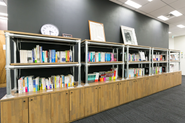 毎月15〜20冊の最新技術書を購入し無料で貸し出しています。メンバーの著書も多数。