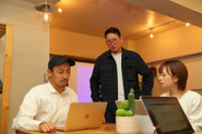 仕事風景2-自宅やカフェでフリーで働いてる人もいます！