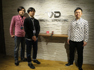 慣れない写真撮影に少し戸惑うメンバー（笑）