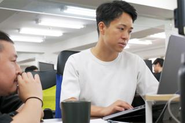 チーム全員で掲げた目標に向かい、困ったときは自然と助け合う