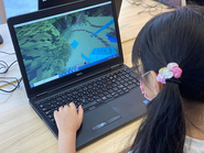 Minecraftを使用して建築物を建てる生徒