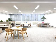 休憩スペースも整い、社員が働きやすい環境づくりを目指しています。