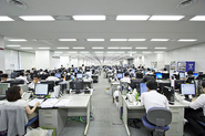 本社オフィスです。たくさんの部署があり、本社勤務だけで500名ほど働いています。