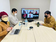 リモートと出社を組み合わせたハイブリッド勤務です、写真はオン・オフ合同MTGの様子！