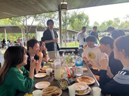 自然な形で交流が深まるBBQ大会。業務外での話題が弾む貴重な機会です。