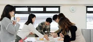 日常の一コマ、試食会の様子です。マーケティング、カスタマーサポート、製造、ターゲットとなるユーザーの立場等、様々な立ち位置の社員が毎週商品を試食し、意見を出し合い、日々改善に取り組んでいます。