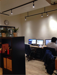 店舗と併設している事務所にて製作作業しております