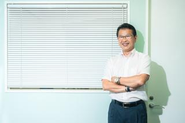 社長の浅地さん（腕組みはカメラマンのからの依頼）