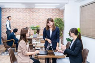 スタッフ様や求職様とお話をする際に使ってますが、社員それぞれデスクを持ちながらも気分転換にフリーアドレスのように使用していたりもします。