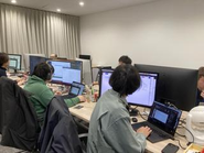 リモートと出社のハイブリッド体制！