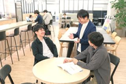 日々コミュニケーションを大切にしながら、社員も笑顔で！社内がシーンとしていることはあまりないです(笑)