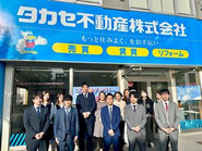姫路店　チームメンバーの向き不向きや業務の習熟度による協力プレー！ 業務を協力し合うことによって、残業時間が少ないところも魅力の一つです。　