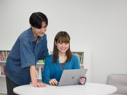 社員の大半は20～30代。コミュニケーションも活発です。