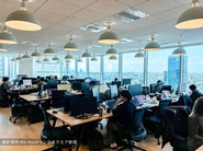 16階の見晴らしの良いオフィスで、チームで連携をはかりながら働いています。