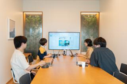 各事業部で朝会を実施し意見交換やタスク管理をしながら業務しています。