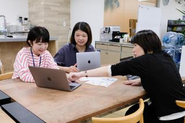 社内はフリーアドレスになっております。また、コーヒーメーカーなど、ドリンクの用意もあるため、ホッと一息ついて気分転換をしつつ仕事ができます。