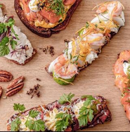 デンマーク発オープンサンドイッチ、スモーブロー。食材と色合いの組み合わせで、無限の味わいが可能になります。