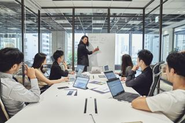 150名規模の会社なので、役職層とも距離が近く、若手のうちからハイレベルな業務を経験することができます。