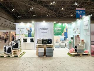 展示会風景；ペットとの快適な移動を提案する“ペットモビリティ”分野でも注目を集めています。