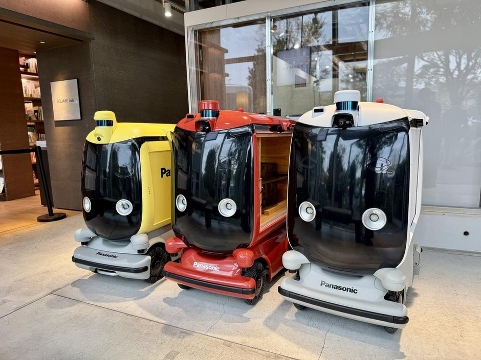 出前館と吉野家とパナソニックHDが自動配送ロボットのデリバリー実証を