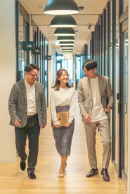 自由度の高い働き方で全国どこにいても仕事ができる環境。スピード感のある社風で自身の成長にも繋げてください。