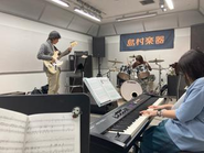軽音同好会の様子です。左側でベースを持っているのは代表取締役社長の抱です。年齢や部署など社員同士の壁がないのもエクスという会社の大きな特徴です。