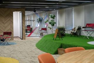 本社オフィスの一角です。キャンプをコンセプトとした開放的なオフィスになっております！
