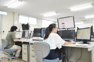 アプリ開発のチームは特にパソコンで囲まれた環境です。