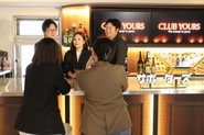 自慢のオフィス。社内バーは18:30以降フリードリンクとなっており、社員同士の交流に使われています。