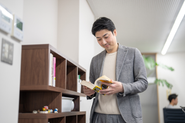 書籍は会社の負担で好きなだけ読める！