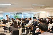 日ごろ出張やリモートワークで離れて活動している社員が一同に集まるAll Hands Meetingを定期開催しています。