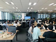 先輩後輩の垣根がなく、社員同士の交流も盛ん！仲間と助け合いながらスキルアップできるから、 楽しんでGOOYAで働けます！