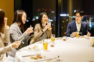 仕事の後はチームで乾杯。オンもオフも本気で楽しむ文化です。
