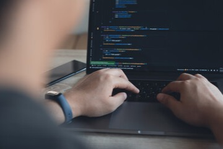 当社の充実の研修で６ヶ月でエンジニアを目指せる！一緒に頑張りませんか？