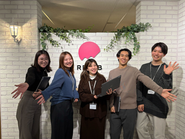 若手新卒メンバーが活躍中。新卒の50％が役職者として活躍中、さらにそこから2名が代表取締役、取締役に。真剣に、泥臭く、でも楽しく熱中。リジョブの誰もが通る道のりです。