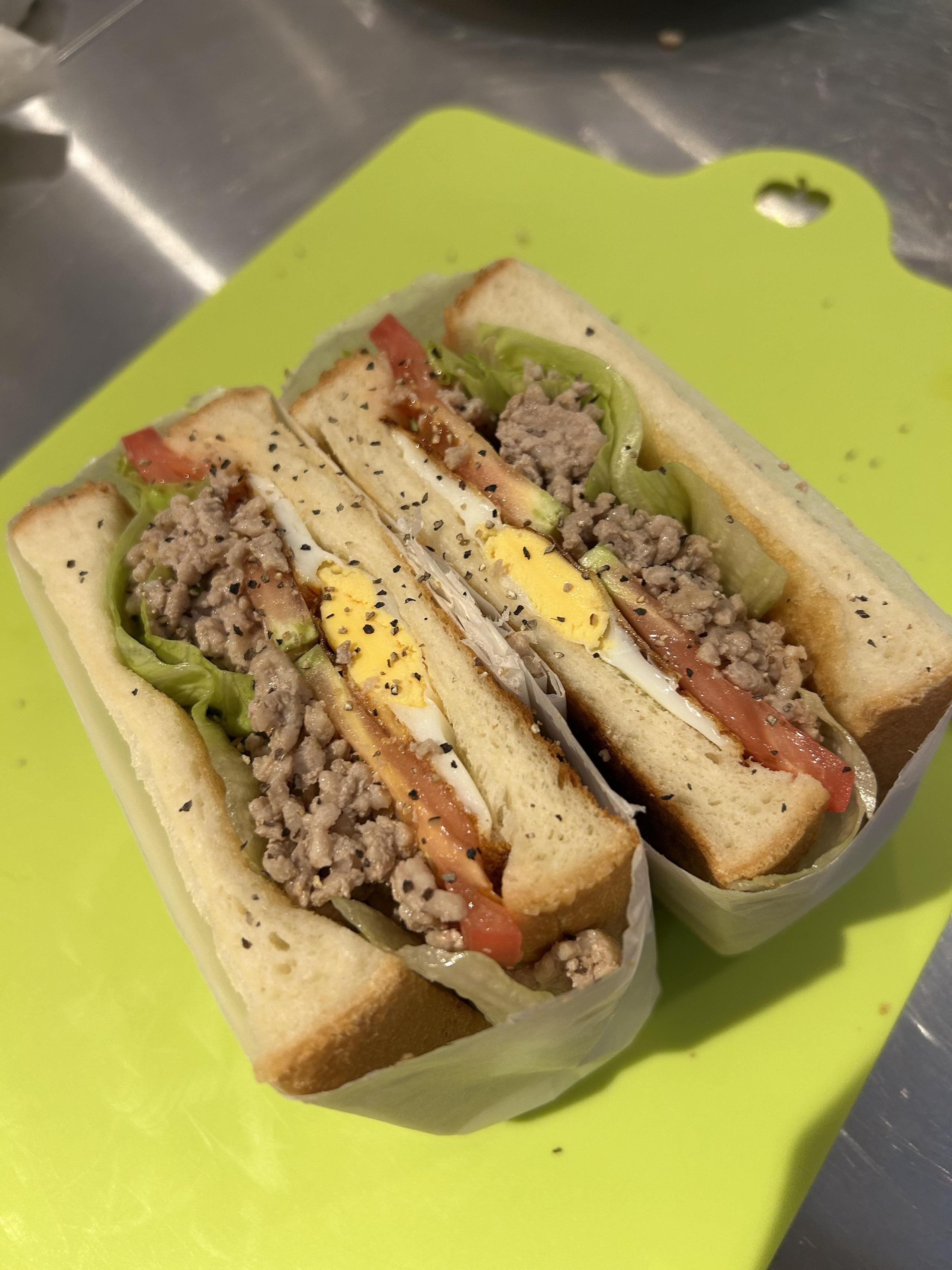 こいつはうまそうなサンドイッチだぜ！！