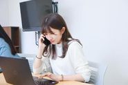 仕事中は真剣な表情。チームで対応するので、経験がなくても安心してスタートできます。