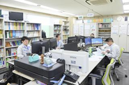 社内では各担当が情報を共有しながらプロジェクトを進めています。現場とオフィスが連携することで、工程・品質・コストを総合的に管理しています。