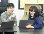 先輩が後輩に教えている様子。少数で気のいい人間が集まる職場です。