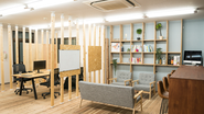 オフィス空間も社員全員で作り上げたものです。本棚とバーカウンターは当社のこだわりの1つです。