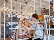 オフィスやカフェの内装などは、自社商品を使い、自分たちでDIY。