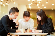 勉強熱心で向上心の強い集団であることも強み！ベテランエンジニアのもとで業務に従事しつつ勉強も怠らない、成長意欲の高い社員と一緒に切磋琢磨しながら働ける環境です。