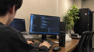 壁沿いのデスクでの作業風景