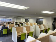 業務に集中しやすい個別ブースもあり