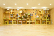 主に「Theater Lab」を開講している、自社3Fのスタジオです。机や椅子に使われている塗料も全て100%天然のモノにこだわり、子ども達により良い環境提供を常に目指しております。
