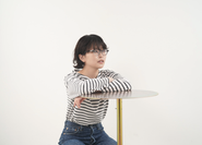 芸術大学出身のデザイナーもマーケティングやディレクションなど多岐にわたって調整を進めています。